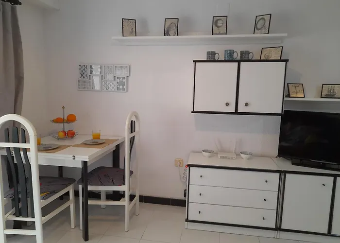 Cosy Apartment 200M From The Sea